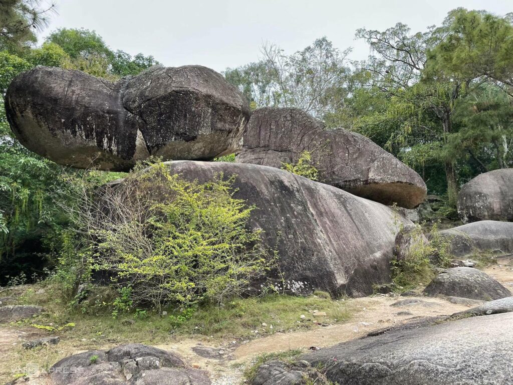 Hòn Trống Mái