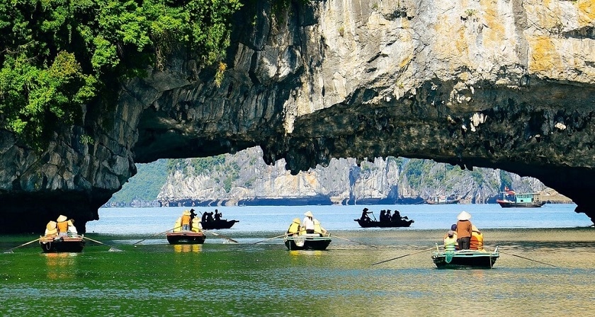 Chèo thuyền qua hang động Kayaking