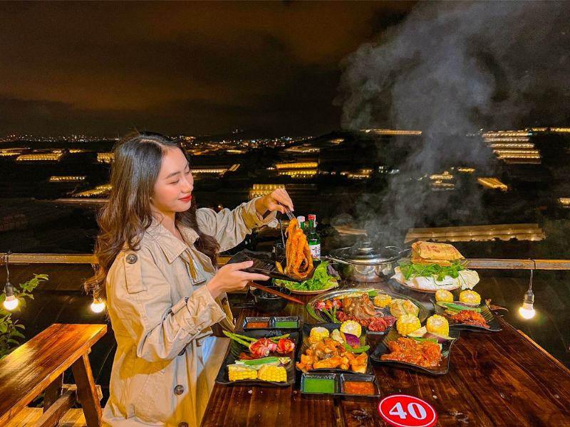 Còn gì bằng thưởng thức BBQ giữa không gian lung linh về đêm nào ánh đèn decor, nào thung lũng nhà lồng lên đèn